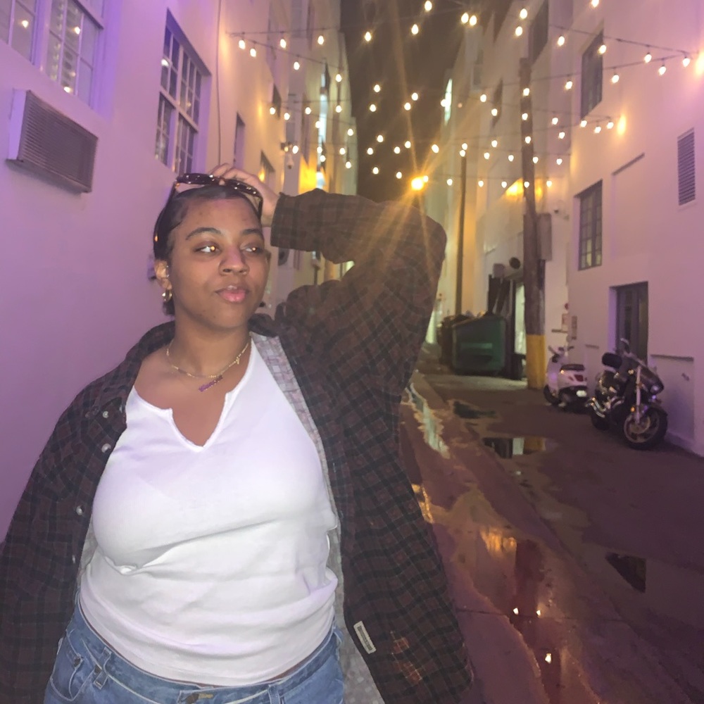 Meet your Posher, Emanuelle